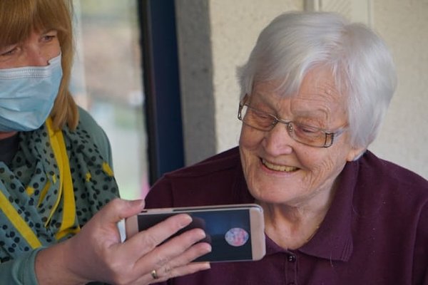 Comment personnaliser l'expérience utilisateur d'un smartphone pour les seniors ?